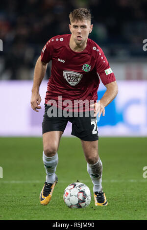 Hannover, Germania. 01 Dic, 2018. Calcio: Bundesliga, Hannover 96 - Hertha BSC, xiii giornata nell'HDI Arena. Hannover è Niclas Füllkrug sulla sfera. Credito: Swen Pförtner/dpa - NOTA IMPORTANTE: In conformità con i requisiti del DFL Deutsche Fußball Liga o la DFB Deutscher Fußball-Bund, è vietato utilizzare o hanno utilizzato fotografie scattate allo stadio e/o la partita in forma di sequenza di immagini e/o video-come sequenze di foto./dpa/Alamy Live News Foto Stock