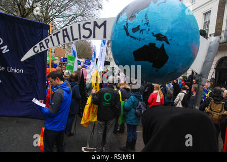 Londra, Regno Unito. Il 1 dicembre del 2018. clima attivista la preoccupazione di molti gruppi per esprimere preoccupazione per il rapido cambiamento climatico comunque top dell'ordine del giorno è la mancanza di pro politiche attive in fase di adozione da parte di tutti i governi del mondo, militanti sono unificate in pressurizzazione per diversità di investimento , sostenendo che verrebbero creati più posti di lavoro nei settori della bio crescite di diversità e la produzione di energia. Credito: Philip Robins/Alamy Live News Foto Stock