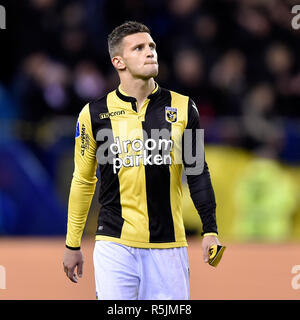 Paesi Bassi. Il 1 dicembre 2018. ARNHEM, Paesi Bassi, 01-12-2018, calcio, stagione 2018 / 2019, olandese Eredivisie, GelreDome, Vitesse - FC Emmen,Vitesse player Bryan Linssen deluso dopo la partita di Vitesse - FC Emmen 1-1 Credito: Pro scatti/Alamy Live News Foto Stock