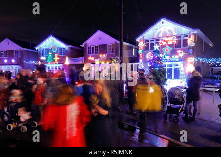 Rothwell, Leeds, West Yorkshire, Regno Unito. Il 1 dicembre del 2018. I residenti su pietra Brig Lane a sua volta ufficialmente accendere le loro strade le luci di Natale, dove quasi ogni casa è stata ampiamente decorate per renderlo magico. La gente del posto si sono riunite e hanno lanciato un partito di strada che comprendeva Babbo Natale viene tirato su una slitta da residenti vestite come le renne. Credito: Yorkshire Pics/Alamy Live News Foto Stock