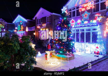 Rothwell, Leeds, West Yorkshire, Regno Unito. Il 1 dicembre del 2018. I residenti su pietra Brig Lane a sua volta ufficialmente accendere le loro strade le luci di Natale, dove quasi ogni casa è stata ampiamente decorate per renderlo magico. La gente del posto si sono riunite e hanno lanciato un partito di strada che comprendeva Babbo Natale viene tirato su una slitta da residenti vestite come le renne. Credito: Yorkshire Pics/Alamy Live News Foto Stock