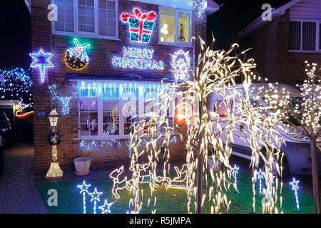 Rothwell, Leeds, West Yorkshire, Regno Unito. Il 1 dicembre del 2018. I residenti su pietra Brig Lane a sua volta ufficialmente accendere le loro strade le luci di Natale, dove quasi ogni casa è stata ampiamente decorate per renderlo magico. La gente del posto si sono riunite e hanno lanciato un partito di strada che comprendeva Babbo Natale viene tirato su una slitta da residenti vestite come le renne. Credito: Yorkshire Pics/Alamy Live News Foto Stock