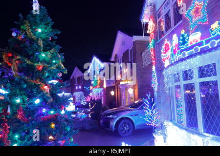 Rothwell, Leeds, West Yorkshire, Regno Unito. Il 1 dicembre del 2018. I residenti su pietra Brig Lane a sua volta ufficialmente accendere le loro strade le luci di Natale, dove quasi ogni casa è stata ampiamente decorate per renderlo magico. La gente del posto si sono riunite e hanno lanciato un partito di strada che comprendeva Babbo Natale viene tirato su una slitta da residenti vestite come le renne. Credito: Yorkshire Pics/Alamy Live News Foto Stock