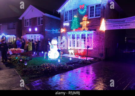 Rothwell, Leeds, West Yorkshire, Regno Unito. Il 1 dicembre del 2018. I residenti su pietra Brig Lane a sua volta ufficialmente accendere le loro strade le luci di Natale, dove quasi ogni casa è stata ampiamente decorate per renderlo magico. La gente del posto si sono riunite e hanno lanciato un partito di strada che comprendeva Babbo Natale viene tirato su una slitta da residenti vestite come le renne. Credito: Yorkshire Pics/Alamy Live News Foto Stock