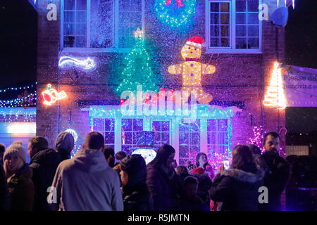 Rothwell, Leeds, West Yorkshire, Regno Unito. Il 1 dicembre del 2018. I residenti su pietra Brig Lane a sua volta ufficialmente accendere le loro strade le luci di Natale, dove quasi ogni casa è stata ampiamente decorate per renderlo magico. La gente del posto si sono riunite e hanno lanciato un partito di strada che comprendeva Babbo Natale viene tirato su una slitta da residenti vestite come le renne. Credito: Yorkshire Pics/Alamy Live News Foto Stock