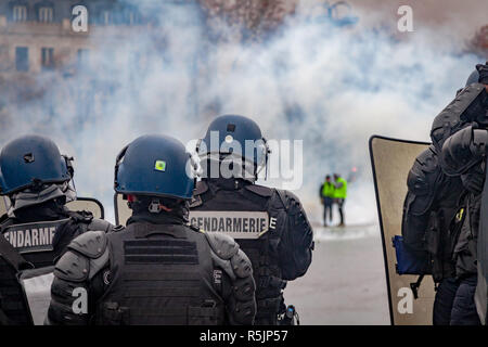 Parigi, Francia. Il 1 dicembre del 2018. Le forze di polizia e della gendarmeria all'Arc de Triomphe durante il Gilet giallo protesta contro Macron politico). Credito: Guillaume Louyot/Alamy Live News Foto Stock