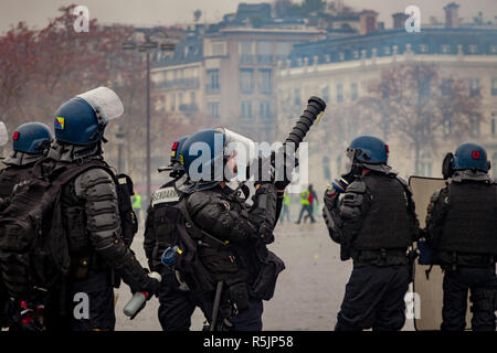 Parigi, Francia. Il 1 dicembre del 2018. Le forze di polizia e della gendarmeria all'Arc de Triomphe durante il Gilet giallo protesta contro Macron politico). Credito: Guillaume Louyot/Alamy Live News Foto Stock