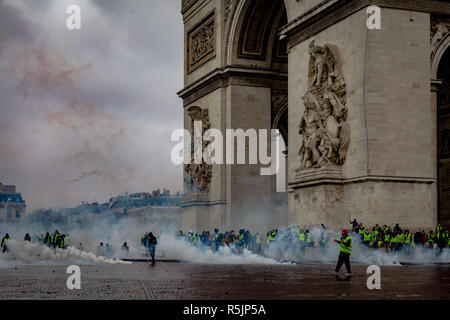 Parigi, Francia. Il 1 dicembre del 2018. Manifestanti e forze di polizia combattimenti a durante il Gilet giallo protesta contro Macron politico). Credito: Guillaume Louyot/Alamy Live News Foto Stock