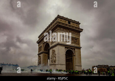 Parigi, Francia. Il 1 dicembre del 2018. Manifestanti e forze di polizia combattimenti a durante il Gilet giallo protesta contro Macron politico). Credito: Guillaume Louyot/Alamy Live News Foto Stock