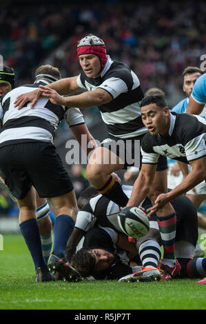 Twickenham, Regno Unito, sabato 1 dicembre, 2018 RFU Rugby Stadium, Inghilterra, Hooker, Schalk Brits, supporta, scrum metà, Leon Fukofuka, come egli rilascia il pass, durante la Killik Cup match a Twickenham, Baa-Baas vs Argentina, Credito: Pietro SPURRIER/Alamy Live News Foto Stock