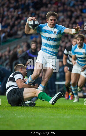 Twickenham, Regno Unito, sabato 1 dicembre, 2018 RFU Rugby Stadium, Inghilterra, Puma, 14 Sebastian Cancelliere, il punteggio della prova di apertura, mentre Baa-Baas, No.14 Tommaso Benvenuti, appeso alla sua caviglia, durante la, Killik Cup match a Twickenham, Baa-Baas vs Argentina, Credito: Pietro SPURRIER/Alamy Live News Foto Stock