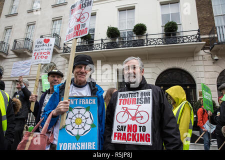 Londra, Regno Unito. Il 1 dicembre del 2018. Anti-fracking attivisti prendere parte all'insieme per la giustizia climatica di dimostrazione per protestare contro le politiche del governo in materia di cambiamento climatico, compreso Heathrow espansione fracking e. A seguito di una manifestazione di fronte all ambasciata polacca, scelto per evidenziare l'ONU la Katowice Conferenza sui cambiamenti climatici che inizia domani, i manifestanti hanno marciato a Downing Street. Credito: Mark Kerrison/Alamy Live News Foto Stock