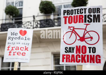 Londra, Regno Unito. Il 1 dicembre del 2018. Anti-fracking attivisti prendere parte all'insieme per la giustizia climatica di dimostrazione per protestare contro le politiche del governo in materia di cambiamento climatico, compreso Heathrow espansione fracking e. A seguito di una manifestazione di fronte all ambasciata polacca, scelto per evidenziare l'ONU la Katowice Conferenza sui cambiamenti climatici che inizia domani, i manifestanti hanno marciato a Downing Street. Credito: Mark Kerrison/Alamy Live News Foto Stock