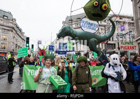 Londra, Regno Unito. Il 1 dicembre del 2018. Gli attivisti ambientali attraversano Oxford Circus sull'insieme per la giustizia climatica di dimostrazione per protestare contro le politiche del governo in materia di cambiamento climatico, compreso Heathrow espansione fracking e. A seguito di una manifestazione di fronte all ambasciata polacca, scelto per evidenziare l'ONU la Katowice Conferenza sui cambiamenti climatici che inizia domani, i manifestanti hanno marciato a Downing Street. Credito: Mark Kerrison/Alamy Live News Foto Stock