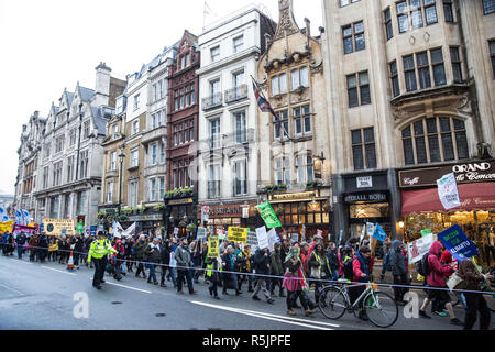 Londra, Regno Unito. Il 1 dicembre del 2018. Gli attivisti ambientali passare giù Whitehall sull'insieme per la giustizia climatica di dimostrazione per protestare contro le politiche del governo in materia di cambiamento climatico, compreso Heathrow espansione fracking e. A seguito di una manifestazione di fronte all ambasciata polacca, scelto per evidenziare l'ONU la Katowice Conferenza sui cambiamenti climatici che inizia domani, i manifestanti hanno marciato a Downing Street. Credito: Mark Kerrison/Alamy Live News Foto Stock