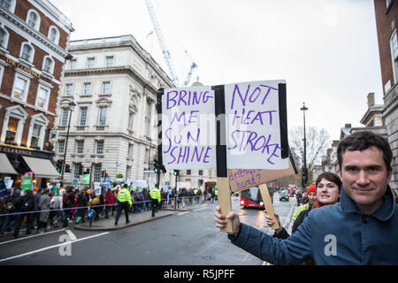 Londra, Regno Unito. Il 1 dicembre del 2018. Gli attivisti ambientali passare giù Whitehall sull'insieme per la giustizia climatica di dimostrazione per protestare contro le politiche del governo in materia di cambiamento climatico, compreso Heathrow espansione fracking e. A seguito di una manifestazione di fronte all ambasciata polacca, scelto per evidenziare l'ONU la Katowice Conferenza sui cambiamenti climatici che inizia domani, i manifestanti hanno marciato a Downing Street. Credito: Mark Kerrison/Alamy Live News Foto Stock