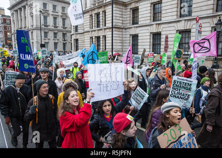 Londra, Regno Unito. Il 1 dicembre del 2018. Gli attivisti ambientali passare giù Whitehall sull'insieme per la giustizia climatica di dimostrazione per protestare contro le politiche del governo in materia di cambiamento climatico, compreso Heathrow espansione fracking e. A seguito di una manifestazione di fronte all ambasciata polacca, scelto per evidenziare l'ONU la Katowice Conferenza sui cambiamenti climatici che inizia domani, i manifestanti hanno marciato a Downing Street. Credito: Mark Kerrison/Alamy Live News Foto Stock