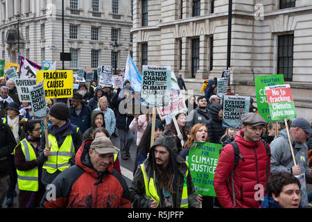 Londra, Regno Unito. Il 1 dicembre del 2018. Gli attivisti ambientali passare giù Whitehall sull'insieme per la giustizia climatica di dimostrazione per protestare contro le politiche del governo in materia di cambiamento climatico, compreso Heathrow espansione fracking e. A seguito di una manifestazione di fronte all ambasciata polacca, scelto per evidenziare l'ONU la Katowice Conferenza sui cambiamenti climatici che inizia domani, i manifestanti hanno marciato a Downing Street. Credito: Mark Kerrison/Alamy Live News Foto Stock