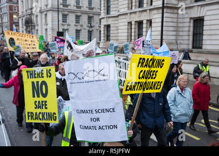 Londra, Regno Unito. Il 1 dicembre del 2018. Gli attivisti ambientali passare giù Whitehall sull'insieme per la giustizia climatica di dimostrazione per protestare contro le politiche del governo in materia di cambiamento climatico, compreso Heathrow espansione fracking e. A seguito di una manifestazione di fronte all ambasciata polacca, scelto per evidenziare l'ONU la Katowice Conferenza sui cambiamenti climatici che inizia domani, i manifestanti hanno marciato a Downing Street. Credito: Mark Kerrison/Alamy Live News Foto Stock