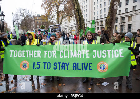 Londra, Regno Unito. Il 1 dicembre del 2018. Gli attivisti ambientali passare giù Whitehall sull'insieme per la giustizia climatica di dimostrazione per protestare contro le politiche del governo in materia di cambiamento climatico, compreso Heathrow espansione fracking e. A seguito di una manifestazione di fronte all ambasciata polacca, scelto per evidenziare l'ONU la Katowice Conferenza sui cambiamenti climatici che inizia domani, i manifestanti hanno marciato a Downing Street. Credito: Mark Kerrison/Alamy Live News Foto Stock