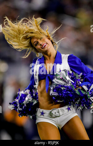 Arlington, TX, Stati Uniti d'America. 29 Nov, 2018. Dallas Cowboys cheerleader intrattiene la folla contro New Orleans Saints presso l'AT&T Stadium di Arlington, TX. Stephen Lew/CSM/Alamy Live News Foto Stock