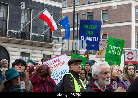 Londra, Regno Unito. Il 1 dicembre del 2018. Una targhetta recante un messaggio in polacco è detenuto da attivisti ambientali al di fuori dell'Ambasciata polacca durante un insieme per la giustizia climatica di dimostrazione per protestare contro le politiche del governo in materia di cambiamento climatico, compreso Heathrow espansione fracking e. A seguito di una manifestazione di fronte all ambasciata polacca, scelto per evidenziare l'ONU la Katowice Conferenza sui cambiamenti climatici che inizia domani, i manifestanti hanno marciato a Downing Street. Credito: Mark Kerrison/Alamy Live News Foto Stock