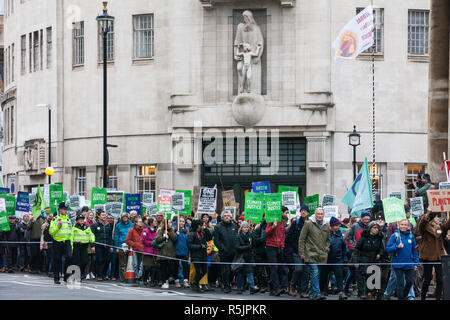 Londra, Regno Unito. Il 1 dicembre del 2018. Gli attivisti ambientali passa la BBC di nuovo Broadcasting House sull'insieme per la giustizia climatica di dimostrazione per protestare contro le politiche del governo in materia di cambiamento climatico, compreso Heathrow espansione fracking e. A seguito di una manifestazione di fronte all ambasciata polacca, scelto per evidenziare l'ONU la Katowice Conferenza sui cambiamenti climatici che inizia domani, i manifestanti hanno marciato a Downing Street. Credito: Mark Kerrison/Alamy Live News Foto Stock