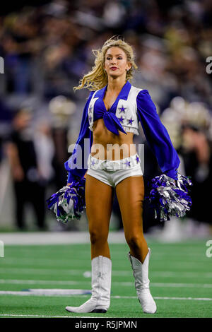 Arlington, TX, Stati Uniti d'America. 29 Nov, 2018. Dallas Cowboys cheerleader intrattiene la folla contro New Orleans Saints presso l'AT&T Stadium di Arlington, TX. Stephen Lew/CSM/Alamy Live News Foto Stock