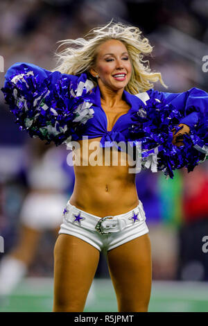 Arlington, TX, Stati Uniti d'America. 29 Nov, 2018. Dallas Cowboys cheerleader intrattiene la folla contro New Orleans Saints presso l'AT&T Stadium di Arlington, TX. Stephen Lew/CSM/Alamy Live News Foto Stock