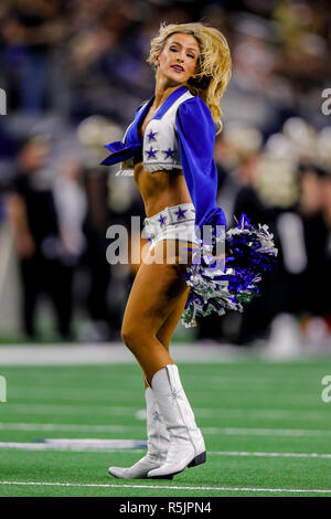 Arlington, TX, Stati Uniti d'America. 29 Nov, 2018. Dallas Cowboys cheerleader intrattiene la folla contro New Orleans Saints presso l'AT&T Stadium di Arlington, TX. Stephen Lew/CSM/Alamy Live News Foto Stock