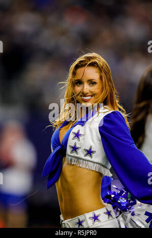 Arlington, TX, Stati Uniti d'America. 29 Nov, 2018. Dallas Cowboys cheerleader intrattiene la folla contro New Orleans Saints presso l'AT&T Stadium di Arlington, TX. Stephen Lew/CSM/Alamy Live News Foto Stock