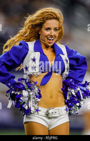 Arlington, TX, Stati Uniti d'America. 29 Nov, 2018. Dallas Cowboys cheerleader intrattiene la folla contro New Orleans Saints presso l'AT&T Stadium di Arlington, TX. Stephen Lew/CSM/Alamy Live News Foto Stock