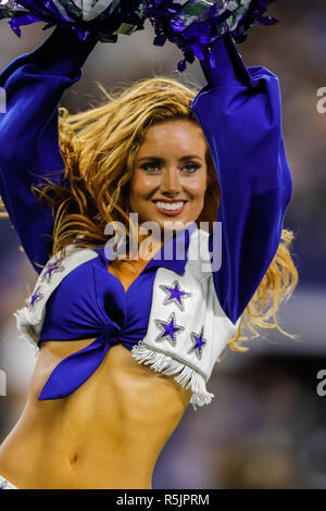 Arlington, TX, Stati Uniti d'America. 29 Nov, 2018. Dallas Cowboys cheerleader intrattiene la folla contro New Orleans Saints presso l'AT&T Stadium di Arlington, TX. Stephen Lew/CSM/Alamy Live News Foto Stock