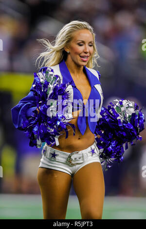 Arlington, TX, Stati Uniti d'America. 29 Nov, 2018. Dallas Cowboys cheerleader intrattiene la folla contro New Orleans Saints presso l'AT&T Stadium di Arlington, TX. Stephen Lew/CSM/Alamy Live News Foto Stock