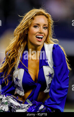 Arlington, TX, Stati Uniti d'America. 29 Nov, 2018. Dallas Cowboys cheerleader intrattiene la folla contro New Orleans Saints presso l'AT&T Stadium di Arlington, TX. Stephen Lew/CSM/Alamy Live News Foto Stock