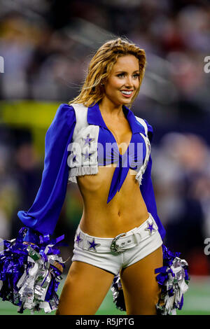 Arlington, TX, Stati Uniti d'America. 29 Nov, 2018. Dallas Cowboys cheerleader intrattiene la folla contro New Orleans Saints presso l'AT&T Stadium di Arlington, TX. Stephen Lew/CSM/Alamy Live News Foto Stock