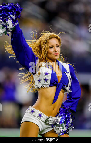 Arlington, TX, Stati Uniti d'America. 29 Nov, 2018. Dallas Cowboys cheerleader intrattiene la folla contro New Orleans Saints presso l'AT&T Stadium di Arlington, TX. Stephen Lew/CSM/Alamy Live News Foto Stock