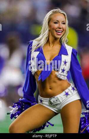 Arlington, TX, Stati Uniti d'America. 29 Nov, 2018. Dallas Cowboys cheerleader intrattiene la folla contro New Orleans Saints presso l'AT&T Stadium di Arlington, TX. Stephen Lew/CSM/Alamy Live News Foto Stock