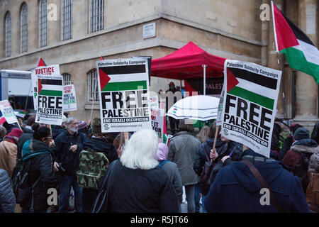 Londra, Regno Unito. Il 1 dicembre del 2018. Gli attivisti Pro-Palestinian holding placards protestare fuori Nuova Broadcasting House per chiamare sulla BBC a ritirarsi dal 2019 Eurovision Song Contest ospitato da Israele in modo da evitare di complicità in 'artwashing' Israele per la violazioni dei palestinesi per i diritti umani. Credito: Mark Kerrison/Alamy Live News Foto Stock