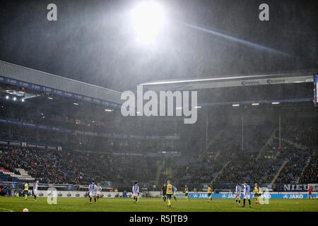 HEERENVEEN , Calcetto , 01-12-2018 , SC Heerenveen - Fortuna Sittard , Abe Lenstra stadium , Stagione 2018 / 2019 , olandese Eredivisie, pioggia durante il match SC Heerenveen - Fortuna Sittard Foto Stock