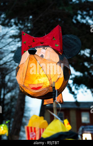 Milton Keynes, Regno Unito. 1 dicembre, 2018. Oltre duecento lanterne unisciti a Stony Stratford Lanterna processione portando a luci di Natale la commutazione sulla cerimonia. Il tema di questo anno per lanterne era 'Natale al cinema.' Credit: David Isaacson/Alamy Live News Foto Stock