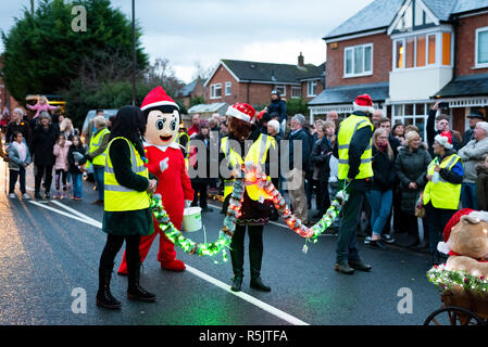 Milton Keynes, Regno Unito. 1 dicembre, 2018. Oltre duecento lanterne unisciti a Stony Stratford Lanterna processione portando a luci di Natale la commutazione sulla cerimonia. Il tema di questo anno per lanterne era 'Natale al cinema.' Credit: David Isaacson/Alamy Live News Foto Stock
