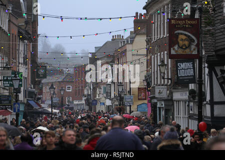 Rochester, Kent, Regno Unito. 1 Dicembre 2018: alcune delle centinaia di persone hanno assistito al festival Dickensian in Rochester High Street il 1 dicembre 2018. Il festival della parata principale ha i partecipanti nel periodo Vittoriano il costume da Dickensian l'età. La città e la zona è stata l'impostazione di molti di Charles Dickens romanzi ed è l'impostazione di due feste annuali in suo onore. Foto: David Mbiyu/ Alamy Live News Foto Stock