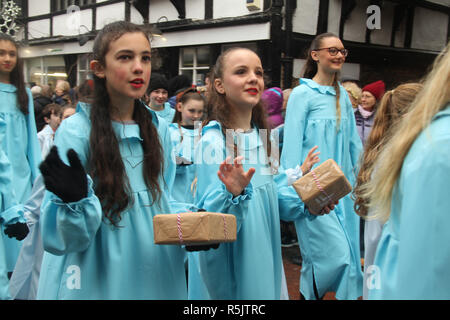 Rochester, Kent, Regno Unito. 1 Dicembre 2018: centinaia di persone hanno assistito al festival Dickensian a Rochester il 1 dicembre 2018. Il festival della parata principale ha i partecipanti nel periodo Vittoriano il costume da Dickensian l'età. La città e la zona è stata l'impostazione di molti di Charles Dickens romanzi ed è l'impostazione di due feste annuali in suo onore. Foto: David Mbiyu/ Alamy Live News Foto Stock