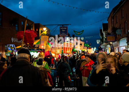 Milton Keynes, Regno Unito. 1 dicembre, 2018. Oltre duecento lanterne unisciti a Stony Stratford Lanterna processione portando a luci di Natale la commutazione sulla cerimonia. Il tema di questo anno per lanterne era 'Natale al cinema.' Credit: David Isaacson/Alamy Live News Foto Stock