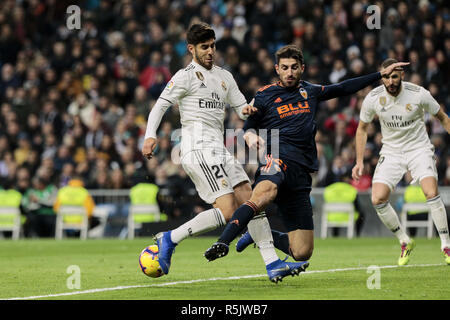 Madrid, Madrid, Spagna. 1 dicembre, 2018. Del Real Madrid in Marco Asensio e Valencia CF il Cristiano Piccini visto in azione durante la Liga match tra Real Madrid e Valencia CF a Stadio Santiago Bernabeu di Madrid in Spagna. Credito: Legan P. macis/SOPA Immagini/ZUMA filo/Alamy Live News Foto Stock