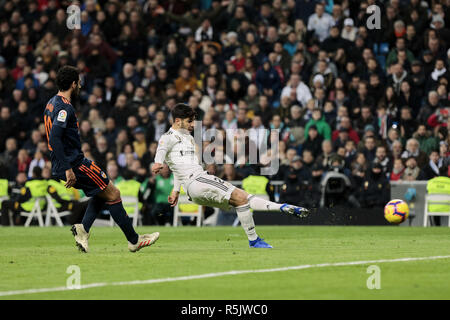 Madrid, Madrid, Spagna. 1 dicembre, 2018. Del Real Madrid in Marco Asensio e Valencia CF è Daniel Parejo visto in azione durante la Liga match tra Real Madrid e Valencia CF a Stadio Santiago Bernabeu di Madrid in Spagna. Credito: Legan P. macis/SOPA Immagini/ZUMA filo/Alamy Live News Foto Stock