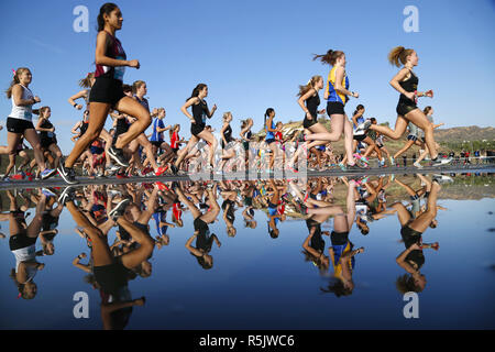 Walnut, CA, Stati Uniti d'America. 1 dicembre, 2018. 1 dicembre 2018 - Noce, California, Stati Uniti d'America - High school guide sono riflesse all'inizio le ragazze Senior gara al Foot Locker Cross Country Campionati Regionali occidentale a Mt. San Antonio College in noce, CA. Credito: KC Alfred/ZUMA filo/Alamy Live News Foto Stock