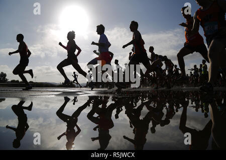 Walnut, CA, Stati Uniti d'America. 1 dicembre, 2018. 1 dicembre 2018 - Noce, California, Stati Uniti d'America - High school guide sono riflesse all'inizio del Senior Boys gara al Foot Locker Cross Country Campionati Regionali occidentale a Mt. San Antonio College in noce, CA. Credito: KC Alfred/ZUMA filo/Alamy Live News Foto Stock