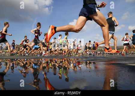 Walnut, CA, Stati Uniti d'America. 1 dicembre, 2018. 1 dicembre 2018 - Noce, California, Stati Uniti d'America - High school guide sono riflesse all'inizio campionato ragazzi gara al Foot Locker Cross Country Campionati Regionali occidentale a Mt. San Antonio College in noce, CA. Credito: KC Alfred/ZUMA filo/Alamy Live News Foto Stock